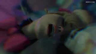 Sus amigas la dejaron plantada en la discoteca y se le acabó la batería del móvil… Por suerte, se encontró conmigo y amablemente le dije que podía ayudarla en el callejón